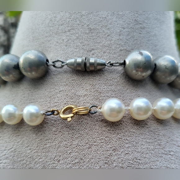 Vintage Faux Pearl Necklace (with free necklace) - Picture 7 of 9